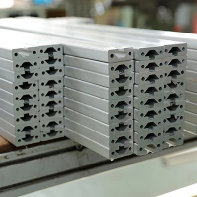 Profil d'extrusion d'aluminium flexible personnalisé de fournisseur professionnel pour la fabrication de pièces et de moules